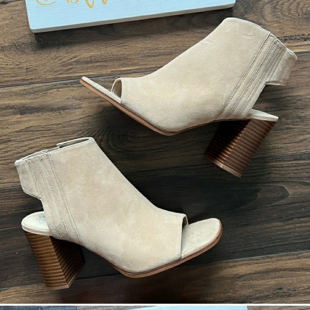 Vince Camuto Kensli tan Suede stacked heel Sandals open toe size 8 NEW